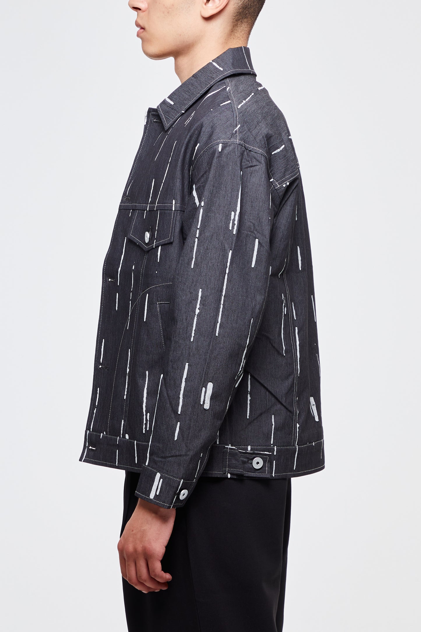 VESTE EN JEAN DÉCHIRÉ