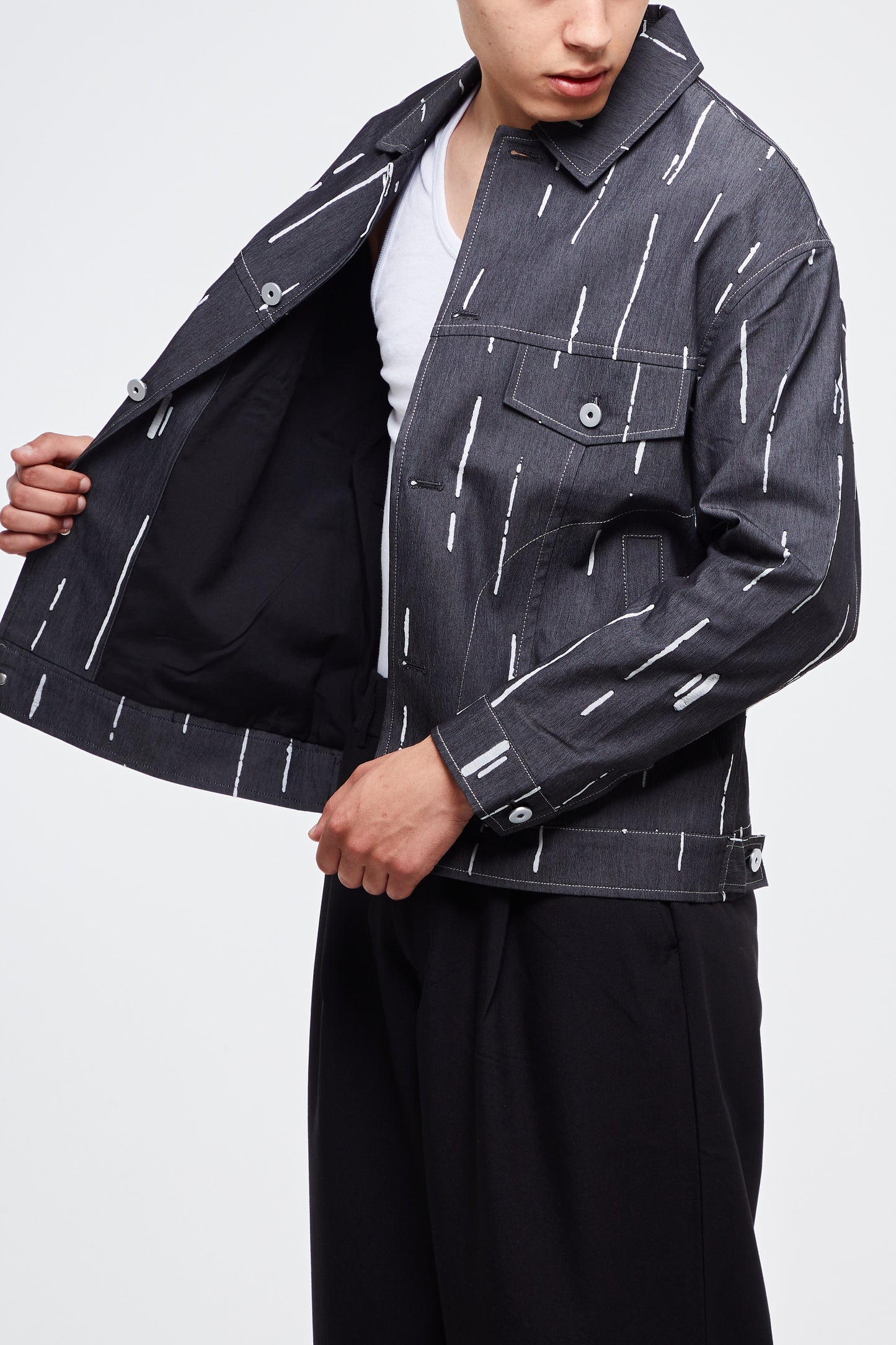 VESTE EN JEAN DÉCHIRÉ