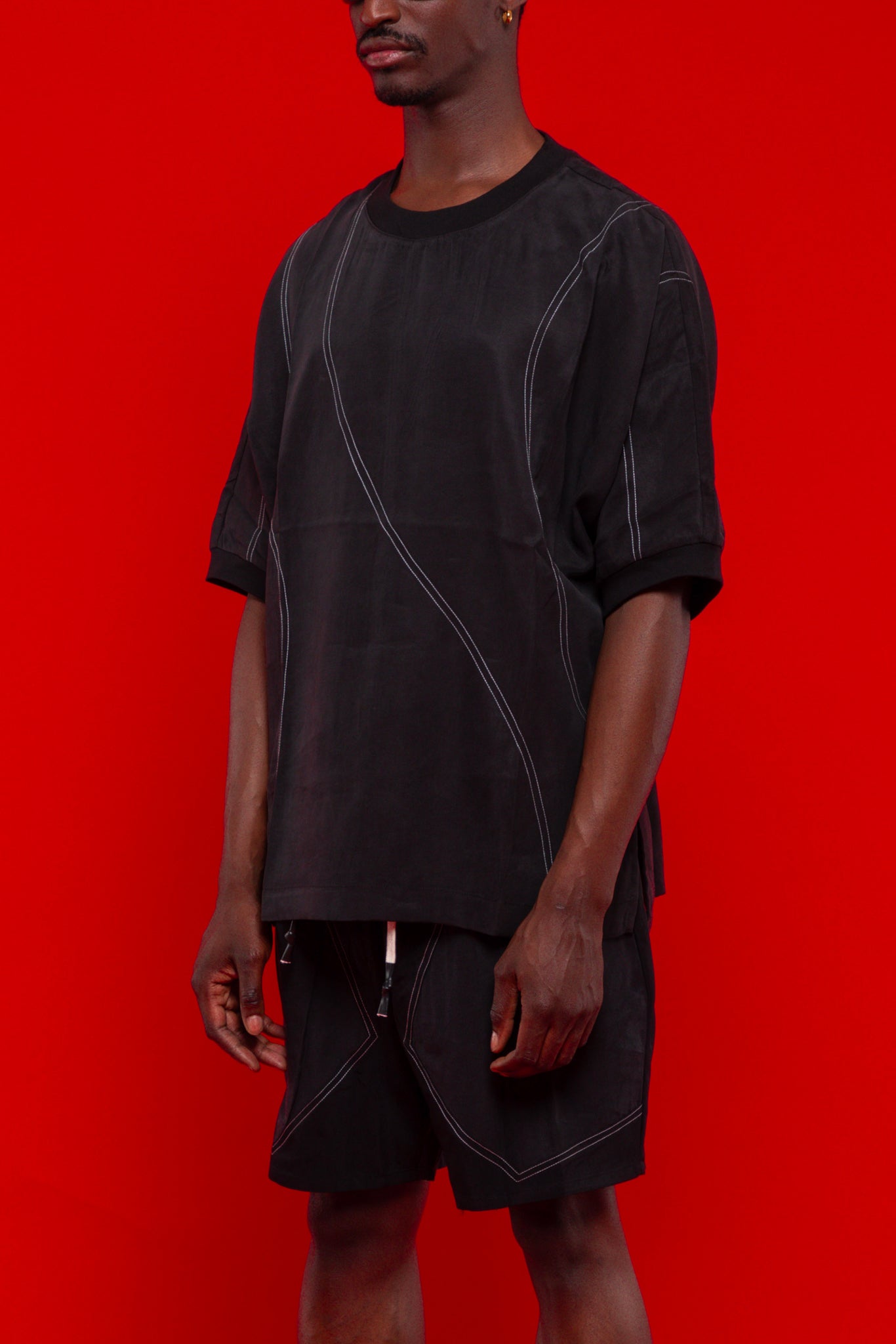 WHITE SEAMS DESIGN TEE