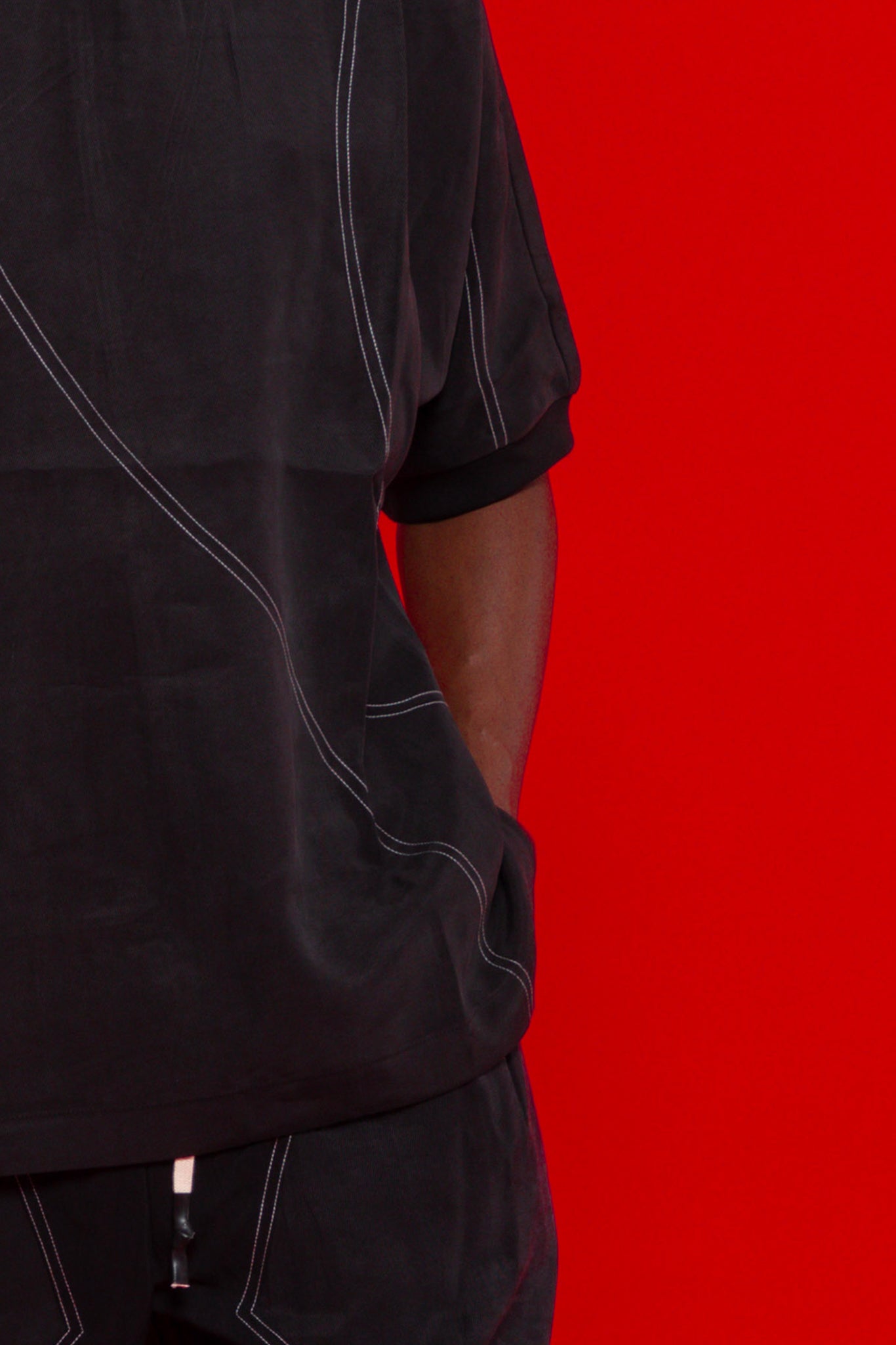 WHITE SEAMS DESIGN TEE