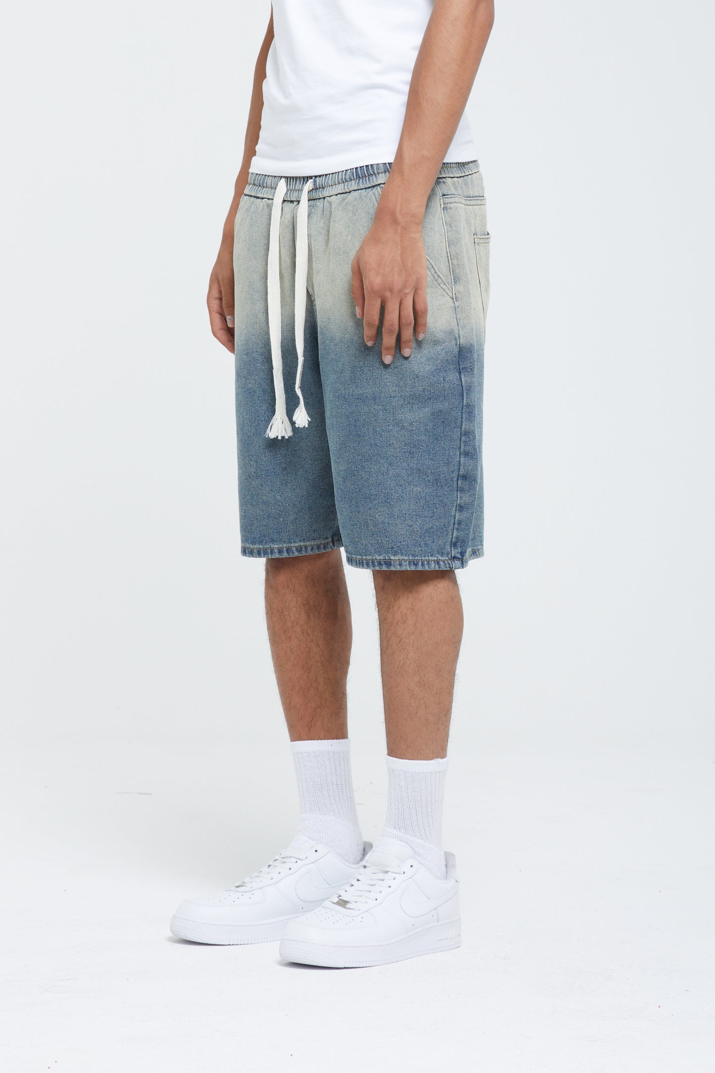 SHORT EN DENIM DÉLAVÉ