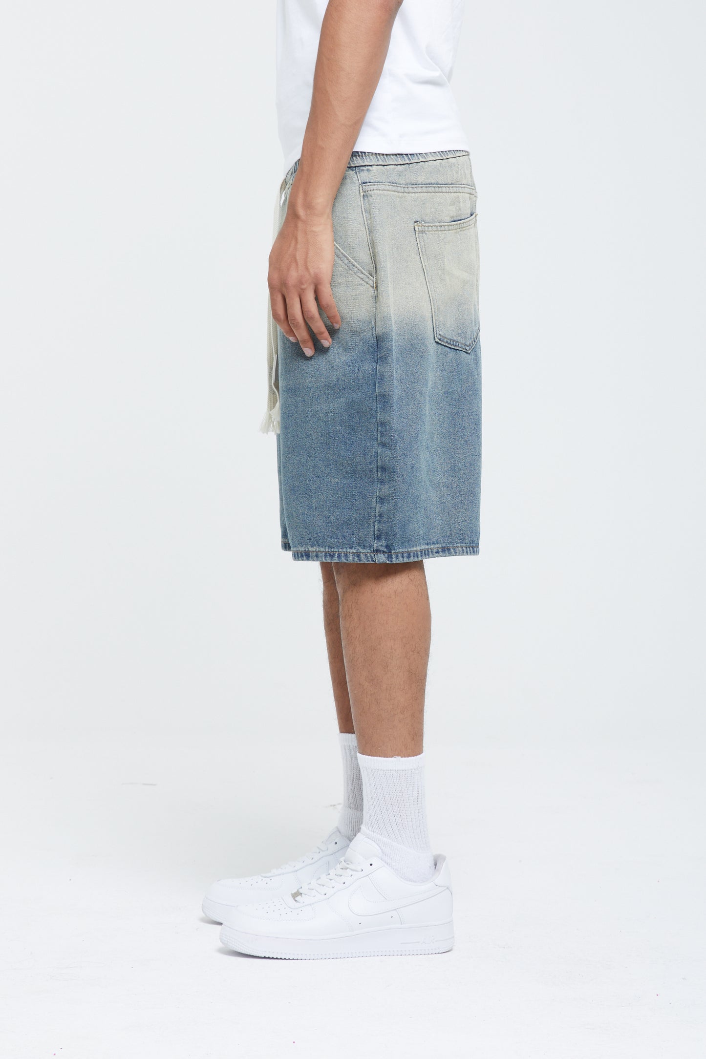 SHORT EN DENIM DÉLAVÉ