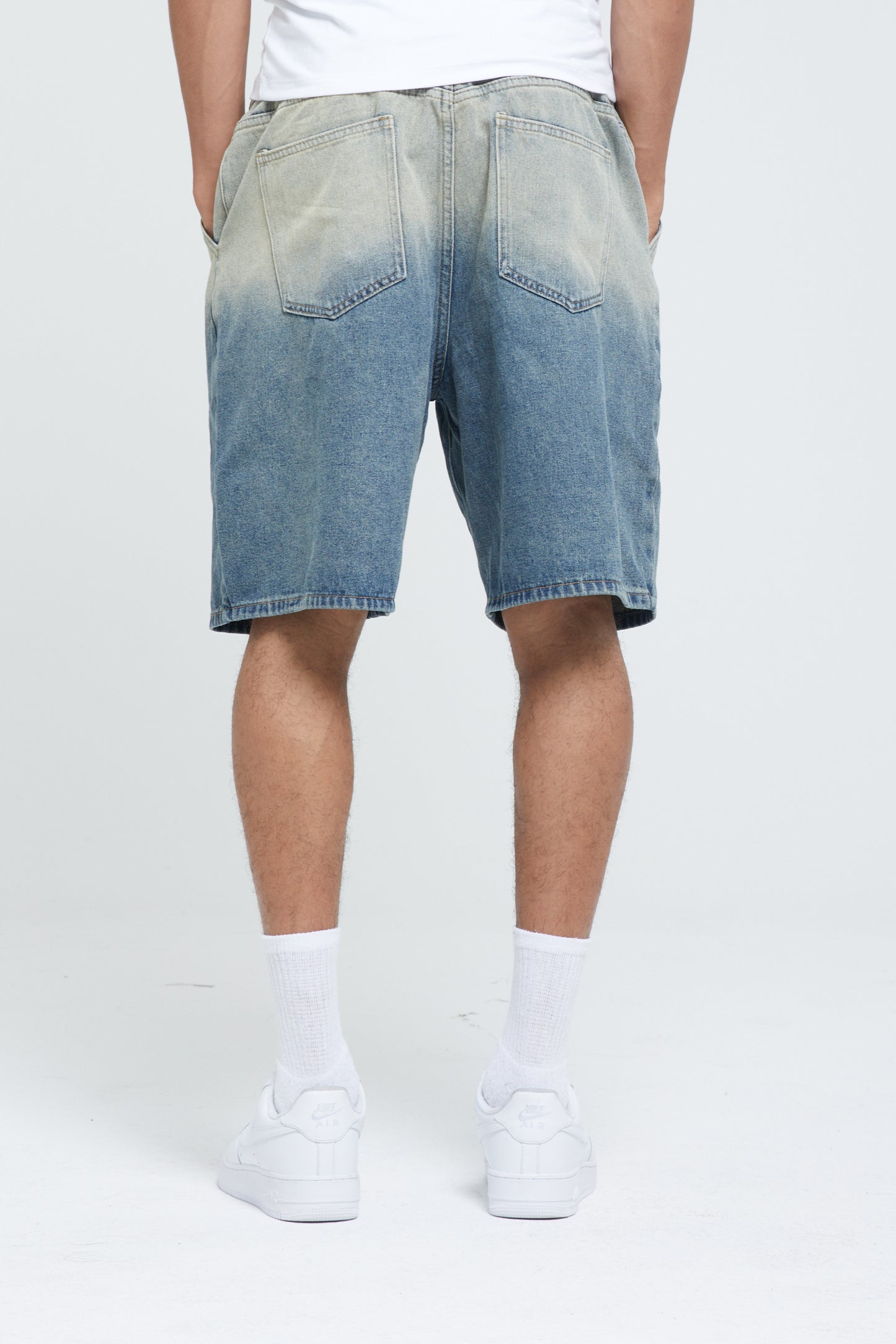 SHORT EN DENIM DÉLAVÉ