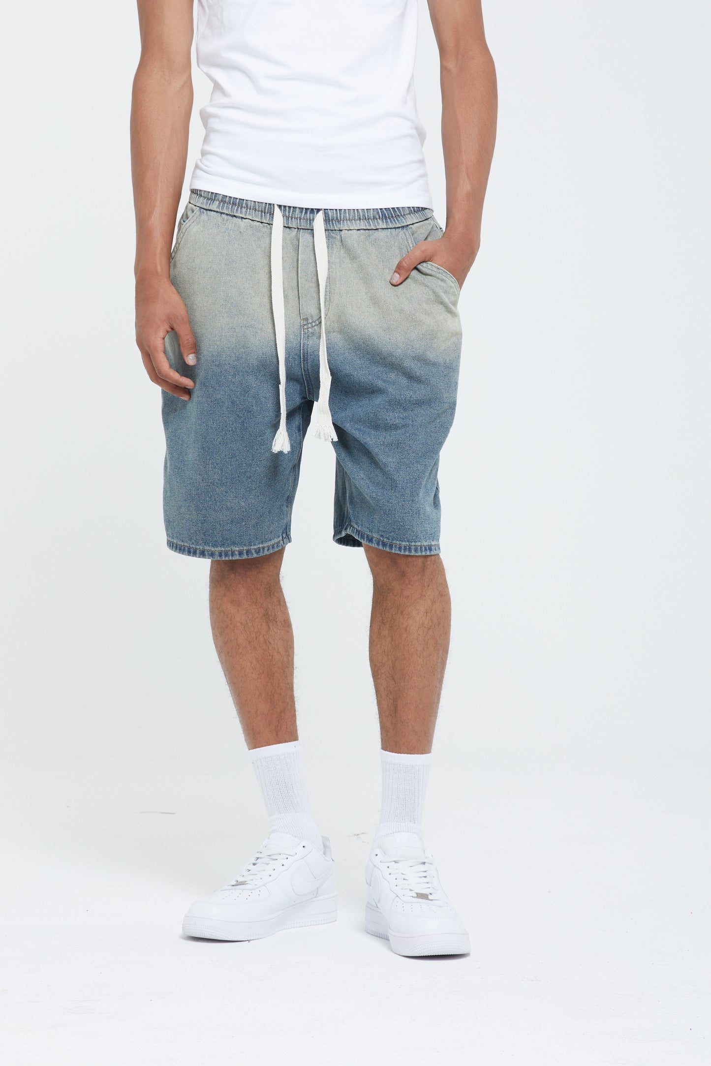 SHORT EN DENIM DÉLAVÉ