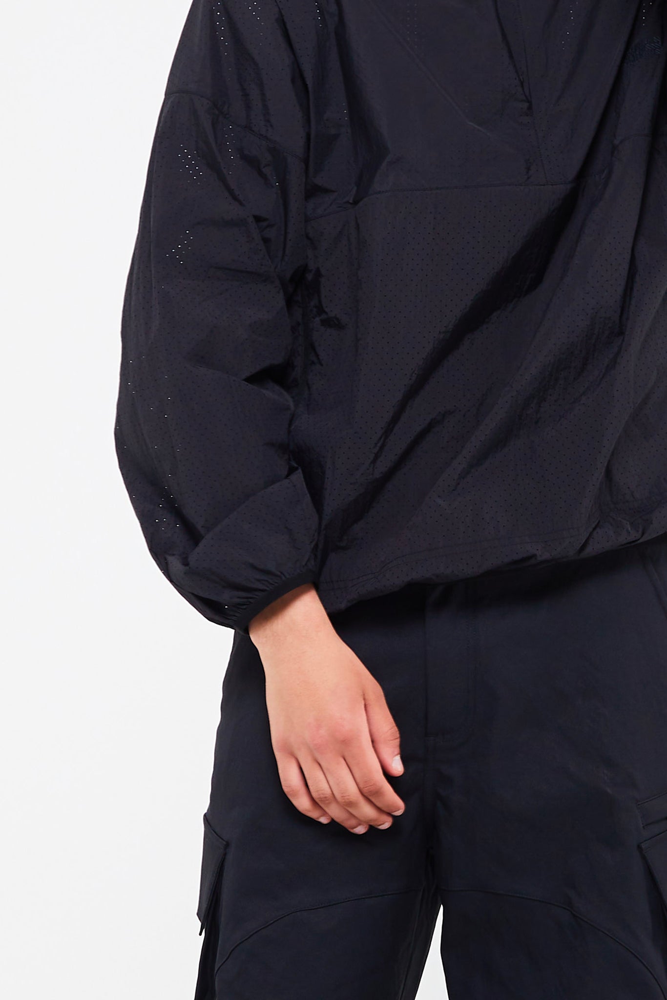 LIGHT WINDBREAKER