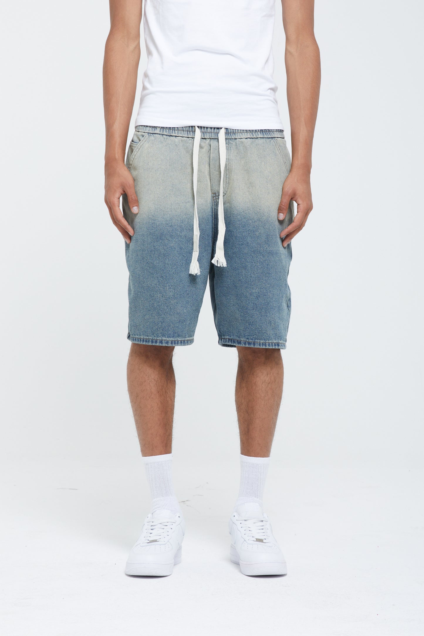 SHORT EN DENIM DÉLAVÉ